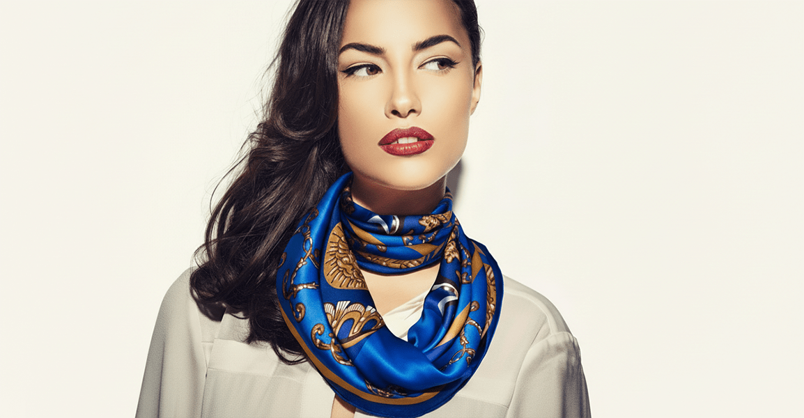 Carré de soie porté par une femme, motif élégant